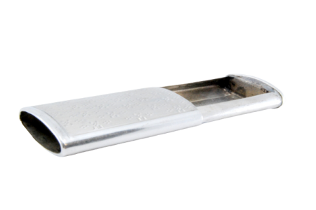  Caixa de comprimidos em prata guilhochada na tampa corrediça.